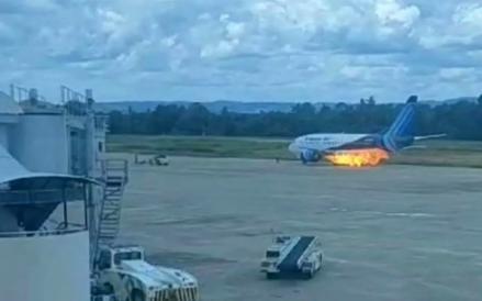 Pesawat Trigana Air tipe Boeing 737-500 mengeluarkan api dari mesin pesawat. (Istimewa)