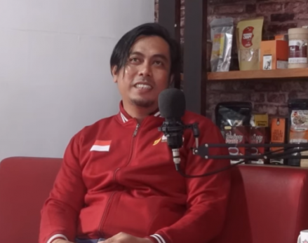 Cerita Yudha Okta, Seorang Kurir Sukses yang Buka Jasa Pengiriman Tanpa Aplikasi. (Foto: YouTube/Rumah de Giri)