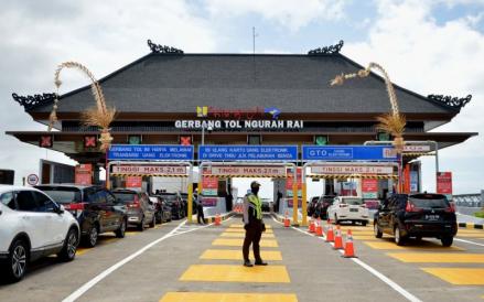 Pemerintah belum menerapkan sistem pembayaran tol tanpa sentuh dan berhenti hingga saat ini. (Foto: MNC Media)
