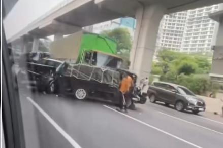 Kecelakaan beruntun di Jalan Tol Jakarta-Cikampek Km 14 pada Kamis (14/11/2024). (Foto: tangkapan layar IG/@jabodetabek24info)