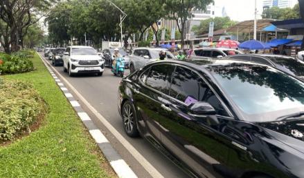Jelang Laga Indonesia vs Arab Saudi, Situasi Pintu 10 SUGBK Mulai Dipadati Kendaraan (FOTO:MNC Media)