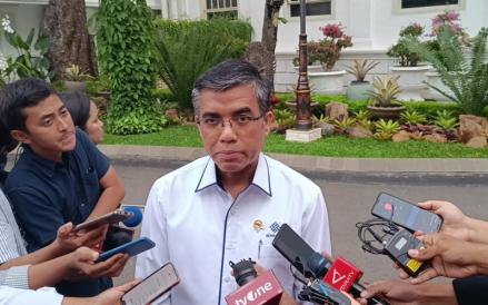 Menaker Yassierli buka suara terkait ramainya tagar kabur aja dulu di media sosial.