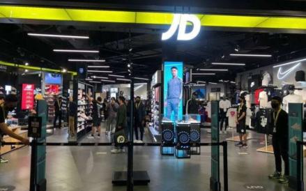 Erajaya Group melalui  PT Sinar Eka Selaras Tbk (ERAL) mengumumkan pengambilalihan saham JD Sports Indonesia dari JD UK. (Foto: Dok. Erajaya)