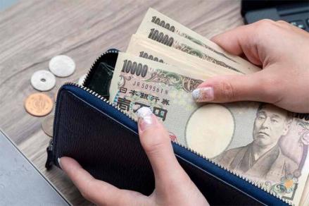 Ekonom di SMBC Nikko Securities Inc, Koya Miyamae menyebut pelemahan yen adalah pendorong utama di balik surplus pendapatan primer yang kuat.