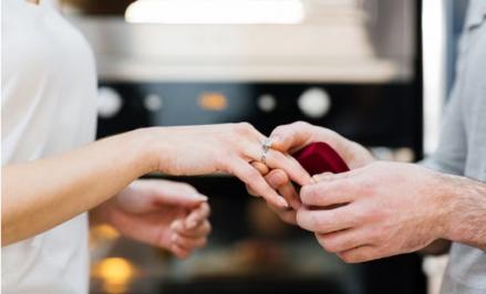 Cek Kisaran Harga Cincin Tunangan Emas Putih Sepasang. (Foto: MNC Media)