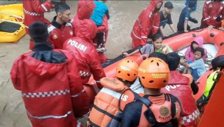 Banjir Bandang Landa Kabupaten Sukabumi, Tim SAR Evakuasi 24 Warga. (Foto: Dok. SAR Sukabumi)