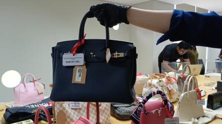 KPK Lelang Puluhan Barang Mewah Rafael Alun, Tas Hermes Dipatok Rp241 Juta. (Foto: MNC Media)