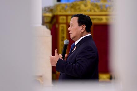 Presiden Prabowo Subianto menggelar rapat terbatas bersama para menterinya. Rapat ini akan membahas mengenai penanganan warga binaan.
