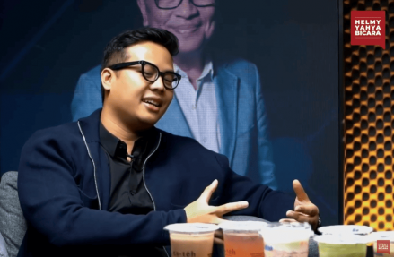 Kisah Haidar Wurjanto, Seorang Penjual Es Teh yang Sukses Dirikan Franchise. (Foto: YouTube/Helmy Yahya)