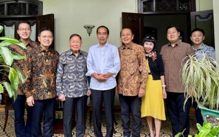 Presiden RI 2014-2024, Joko Widodo atau Jokowi menerima kunjungan rombongan keluarga Riady yang dipimpin oleh Mochtar Riady. (Foto: IG @jokowi)