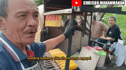 Pedagang Kaki Lima yang Sukses Jualan Jagung Bakar Viral, Omzet Jutaan Sehari. (Foto: YouTube/Chrisbo Makan-makan)