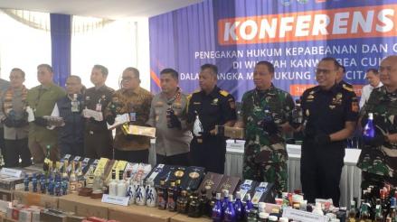 Bea Cukai Sita 44 Juta Rokok Ilegal dan 66.540 Liter Alkohol Senilai Rp139 Miliar. (Foto: Jonathan/MNC Media)
