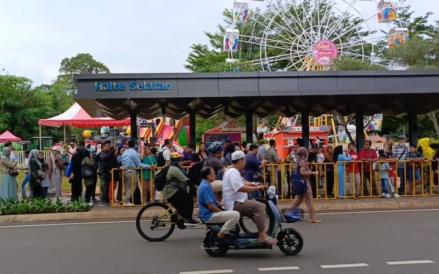 Ribuan pengunjung memadati TMII pada hari Libur Natal 2024, Rabu (25/12/2024). (Nur Khabibi/MPI)