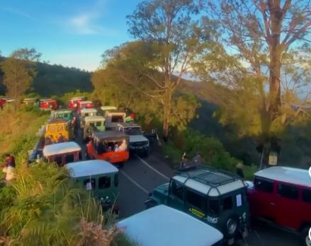 Viral! Lalu Lintas di Gunung Bromo Padat Saat Libur Natal, Wisatawan Antre 1-2 Jam (foto: MNC media)