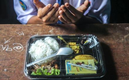 Ratusan perusahaan dalam dan luar negeri akan mengimpor 200 ribu sapi untuk memenuhi stok susu di program Makan Bergizi Gratis.