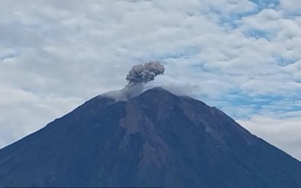 Gunung Semeru mengalami empat kali erupsi beruntun pagi ini, Jumat (3/1/2025).