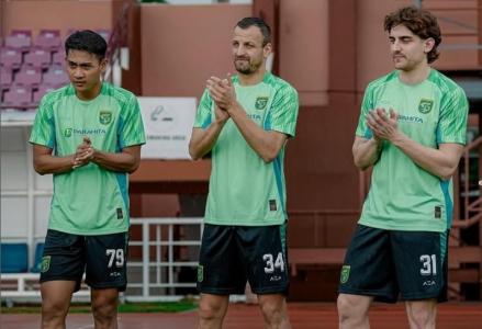 Persebaya Surabaya memperkenalkan dua pemain asing barunya di bursa transfer paruh musim Liga 1 2024/2025. (foto: