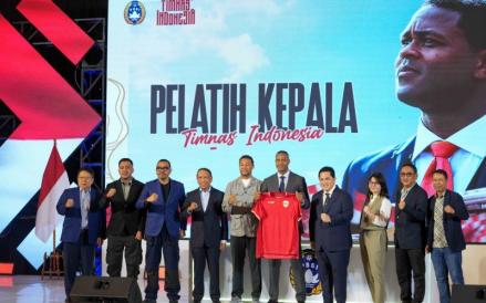 Erick Thohir mengajak pelatih Timnas Indonesia Patrick Kluivert bertemu perwakilan klub Liga 1. (foto: MNC Media)