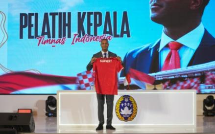 Pelatih Timnas  Indonesia Patrick Kluivert berjanji belajar Bahasa Indonesia.(Foto: PSSI)