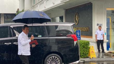 DPR akan memanggil Menteri Kelautan dan Perikanan (KKP) Sakti Wahyu Trenggono terkait pagar laut sepanjang 30,16 km di Tangerang.