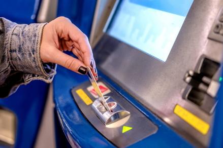 Apakah Uang Salah Transfer Bisa Kembali? Segera Hubungi CS Bank Terkait. (Foto: Apakah Uang Salah Transfer Bisa Kembali)