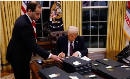 Trump Tanda Tangani Perintah Eksekutif Agar AS keluar dari WHO. (Foto: Getty Image/BBC)
