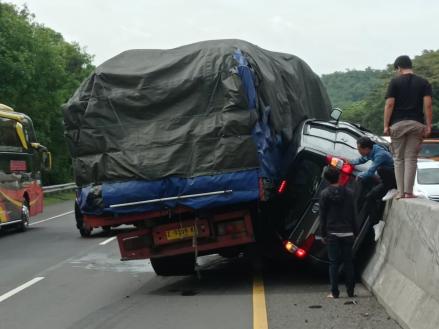 Truk Pecah Ban Gencet Avanza di Tol Cipularang KM 80, Jasa Marga: Tak Ada Korban Jiwa. (Foto Istimewa)