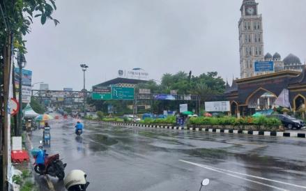 Jalur Puncak Bogor Diguyur Hujan, Tak Ada Kemacetan saat One Way Arah Jakarta (Foto: Putra Ramadhani Astyawan/MNC Media)