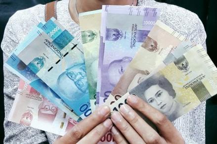 Kenali Unsur Pengaman Uang Rupiah agar Tidak Tertipu. (Foto: MNC Media)