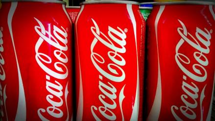 Penampakan minuman kaleng berkarbonasi Coca-Cola di rak toko (ilustrasi). (Foto: Pixabay)