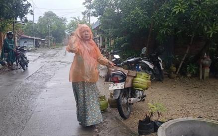 Gas elpiji 3 kg mulai langka di wilayah Grobogan, Jawa Tengah. Bahkan jika ada, harga gas melon itu mencapai Rp40.000. (Manik Priyo/MPI)