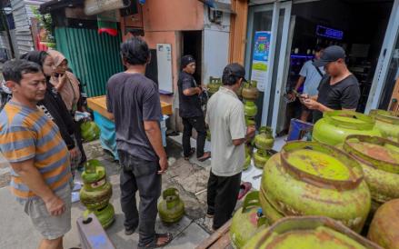 Gas_LPG_3_Kg_dibatasi_Foto_Aldhi_Chandra-3 Gas_LPG_3_Kg_dibatasi_Foto_Aldhi_Chandra-3