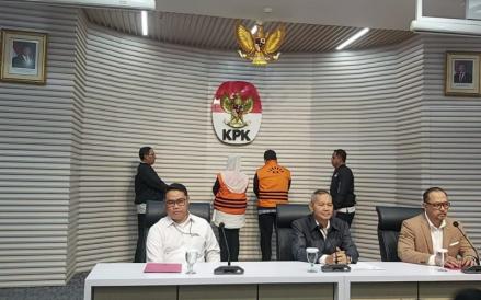 KPK menetapkan Wali Kota Semarang, Hevearita Gunaryanti Rahayu (HGR) alias Mbak Ita dan suaminya Alwin Basri (AB) sebagai tersangka dalam tiga perkara.