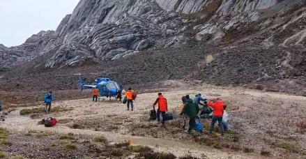 Dua pendaki tewas akibat hipotermia di Gunung Carstensz, Papua. Satu korban berhasil dievakuasi, upaya penyelamatan masih berlangsung. (foto: Istimewa)