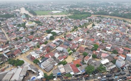 Banjir merendam tujuh kecamatan di Kabupaten Bekasi, Jawa Barat. Ketinggian air rata-rata mencapai 20-150 cm.
