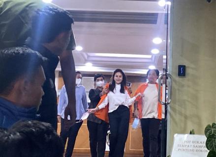 Polisi Tahan Artis Nikita Mirzani Terkait Kasus Dugaan Pemerasan Rp4 Miliar. (Foto: Riyan Rizki/MNC Media)