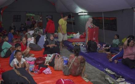 Banjir menerjang wilayah Bekasi, Jawa Barat. Akibat bencana itu, 600 warga terpaksa mengungsi ke Gudang Logistik BNPB. (BNPB)