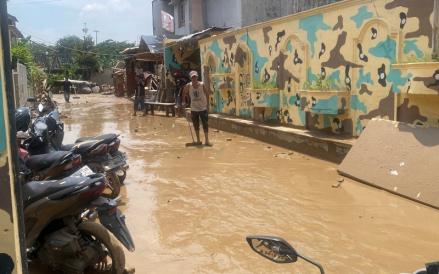 Banjir yang terjadi di kawasan Pondok Gede Permai, Jatiasih, Bekasi, mulai surut. Warga pun melakukan pembersihan lumpur yang menggenang di jalanan.