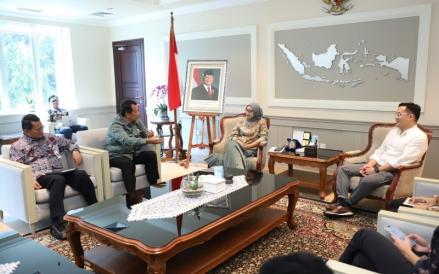 Menteri PANRB, Rini Widyantini menggelar audiensi dengan CEO PT GoTo Gojek Tokopedia Tbk (GOTO), Patrick Walujo. (Foto: Dok. KemenPANRB)