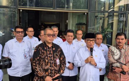Menteri Desa dan Pembangunan Daerah Tertinggal, Yandri Susanto menemui pimpinan Komisi Pemberantan Korupsi atau KPK.