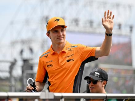 Oscar Piastri perpanjang kontrak dengan McLaren hingga multi tahun dengan nilai USD26 juta per musim. (foto: dnyuz)