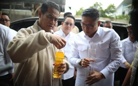 Menteri Pertanian Andi Amran Sulaiman kembali menemukan Minyakita yang tidak sesuai takaran.