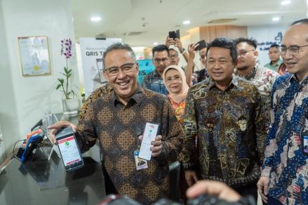 Bank DKI dan BI luncurkan QRIS Tap NFC di JakOne Mobile untuk permudah pembayaran digital di RSUD  dan transportasi Jakarta. (foto: MNC Media)