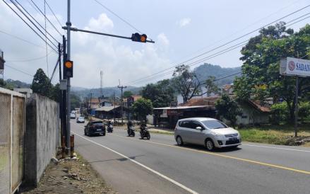 Arus lalu lintas Jalur Gentong, Tasikmalaya, Jawa Barat, terpantau ramai lancar siang ini, Kamis (27/3/2025).