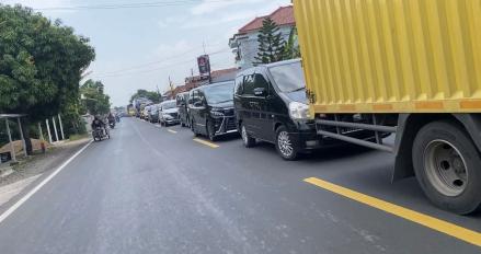 Imbas One Way di Tol Japek hingga Cipali, Lalin Palimanan Cirebon Macet Parah. (Foto: Ari Sandita/MNC Media)