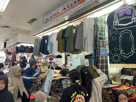 Pedagang Pusat Grosir Cililitan Sebut Penjualan Lebaran 2025 Turun Meski Pengunjung Ramai. (Foto: MNC Media)