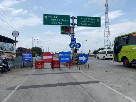 Polisi Bersiap Terapkan One Way, Akses Tol dari Arteri Pantura Cirebon ke Cipali Ditutup. (Foto: Ari Sandita/MNC Media)
