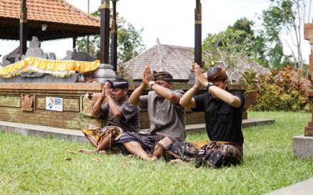 BRI Peduli menyalurkan bantuan  sembako hingga renovasi pura dalam rangka memperingati Hari Raya Nyepi. (Foto: Dok. BRI)