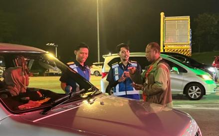 Nasib pilu dialami seorang pemudik kendaraan yang sedang melintas di ruas tol Semarang-Batang.