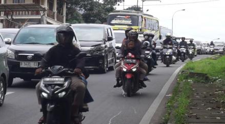 Jumlah Kendaraan di Jalur Nagreg Tembus 198 Ribu Unit pada Puncak Arus Mudik Lebaran. (Foto: Agi Ilman/MNC Media)